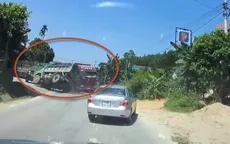 Xe ben lật nghiêng sau cú đánh lái tránh container vượt ẩu