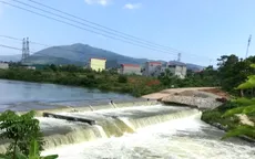 Đi qua con đập chục năm tuổi, mỗi ngày người dân canh cánh nỗi lo bị cuốn phăng xuống suối