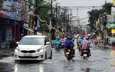 Mưa lớn đúng giờ cao điểm, TP.HCM kẹt xe trầm trọng