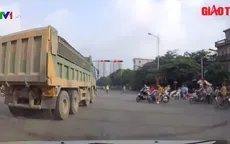 Vượt đèn đỏ, xe ben lao như tên bắn qua ngã tư đông người