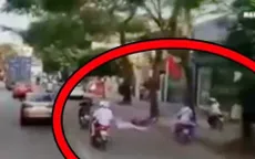 Clip: Ô tô đi lấn làn với tốc độ cao khiến người đi xe máy ngã bất tỉnh
