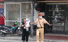 Chiến sỹ Cảnh sát giao thông hết lòng vì dân phục vụ