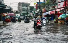Nhiều khu vực ở TP.HCM chìm trong biển nước sau cơn mưa lớn chiều 30/5