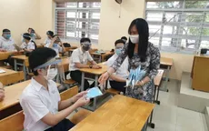 Học sinh đi học đeo khẩu trang, không nhất thiết phải đeo kính chắn giọt bắn