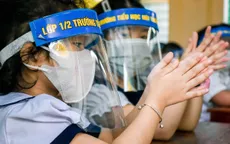 Chủ tịch Hà Nội: "Không nên chia giờ học, học sinh không cần đeo tấm chắn giọt bắn"