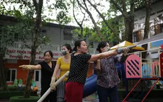 Cô giáo mầm non dùng vòi cứu hỏa làm sạch trường đón học sinh trở lại sau giãn cách xã hội