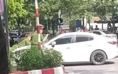 Hà Nội: Khởi tố, bắt tạm giam tài xế Mazda hất chiến sĩ công an lên nắp capô