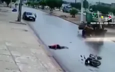 Phóng xe máy "bạt mạng", nam thanh niên đâm trực diện vào máy xúc