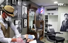 Hết cách ly xã hội, cánh mày râu cũng xếp hàng chờ làm đẹp
