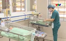 Nhìn lại vụ việc bé sơ sinh bị bỏ rơi: Chính xác bé đã nằm dưới hố ga bao lâu?