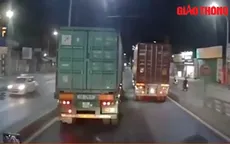 Hai xe container liên tục "cà khịa" nhau trên đường chật hẹp