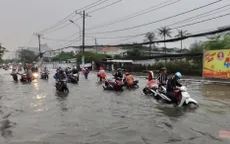 TP.HCM: Mưa lớn, nhiều tuyến đường ngập như sông, 4 người thương vong do cây đổ