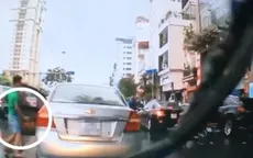 Ngán ngẩm thanh niên đi ô tô tranh thủ "hôi" chùm vải rơi giữa đường