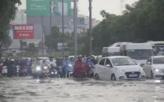 TP.HCM mưa lớn giờ tan tầm, xe cộ "vật vã" giữa biển nước