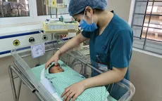 Bé trai 3 ngày tuổi bị bỏ rơi ở hố ga đã cai máy thở