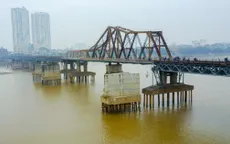 Phát hiện quả bom gần cầu Long Biên, cấm tàu thuyền qua lại