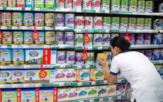 Lo ngại COVID-19, dân Trung Quốc đổ xô đi mua sữa bột nhập ngoại