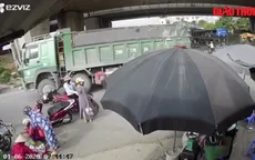 VIDEO: Xe ben cuốn xe máy vào gầm, người phụ nữ ngã văng ra khỏi bánh xe