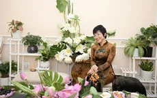MC Thảo Vân dịu dàng trong tà áo dài, duyên dáng bên hoa sen