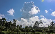 Núi lửa phun trào tro bụi 6km, Indonesia ra cảnh báo hàng không mức cao nhất