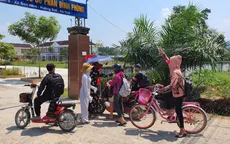 Học sinh vẫn đi học trong những ngày nắng nóng đặc biệt gay gắt
