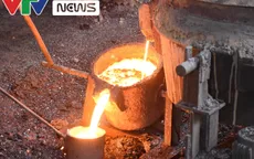 Hầm hập bên lò lửa gần 2.000 độ C giữa ngày nắng nóng đỉnh điểm