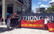 Giữa nắng nóng 40 độ, cư dân chung cư khổ sở vì bị cắt nước