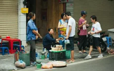 Người Hà Nội nhộn nhịp chuẩn bị tết Đoan Ngọ từ sáng sớm