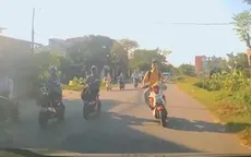 Clip: Chạy lấn làn, học sinh đi xe đạp điện đâm trực diện vào đầu ô tô