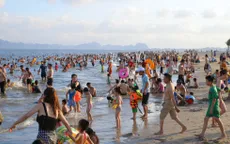 Cuối tuần, hàng chục ngàn người chen chân tắm biển Bãi Cháy