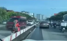 VIDEO: "Ninja" thản nhiên chở trẻ em đi ngược chiều giữa dòng xe ô tô
