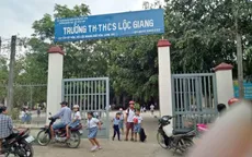 Phạt 2,5 triệu đồng phụ huynh dùng mũ bảo hiểm đánh cô giáo