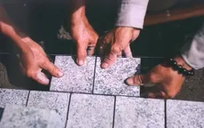 Những viên đá hoa cương đầu tiên được lát trên vỉa hè hồ Hoàn Kiếm