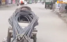 Chở tôn thép giữa đường, chủ xe thô “than” vì… mưu sinh