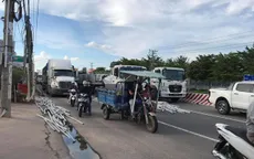 Hàng nghìn thanh sắt rơi xuống đường, nhiều người thoát chết trong gang tấc