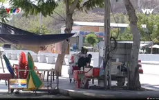 Vô tư chiếm dụng lòng lề đường