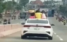 3 trẻ nhỏ ngồi chơi trên nóc ô tô đang lao vun vút: Vừa xem, vừa run