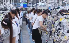 Cuộc sống bấp bênh của lao động do dịch COVID-19: Người trồng rau, người mở quán nước