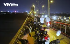 Hàng trăm người dựng xe, ngồi hóng mát gây cản trở giao thông trên cầu Long Biên