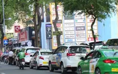 Các hãng taxi “dễ thở” vì giá xăng giảm