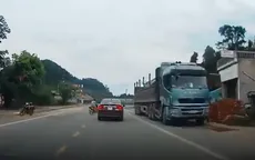 Sang đường thiếu quan sát, thanh niên đi xe máy bị ô tô tông bất tỉnh