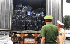 Lơi lỏng kiểm tra, đạn, kiếm "ung dung" lên xe... chuyển phát nhanh đi tiêu thụ