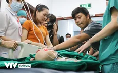 Ba mẹ cặp chị em "Song Nhi" không kìm được nước mắt trước ca đại phẫu tách dính