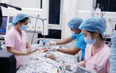 Tròn 1 ngày ca mổ thành công, cặp song sinh Diệu Nhi - Trúc Nhi đã tỉnh dần