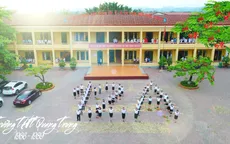 Bố mẹ chụp ảnh kỷ yếu sau 30 năm ra trường - Trở lại thanh xuân
