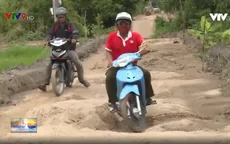 Hậu Giang: Dân khổ vì đê bao kiểm soát mặn thi công ì ạch