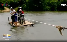 Khánh Hòa: Người dân dùng bè tự chế kéo dây để vượt sông