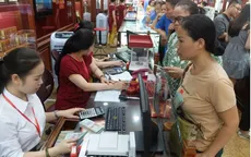 "Bão" giá vàng, khách ôm tải tiền đi mua, cửa hàng xin khất nợ!