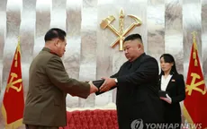 Nhà lãnh đạo Kim Jong-un thăm nghĩa trang liệt sĩ, tặng súng cho chỉ huy quân đội