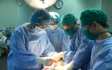Khớp vai mọc bướu khổng lồ, mất dần chức năng do "tin" thầy lang bó thuốc